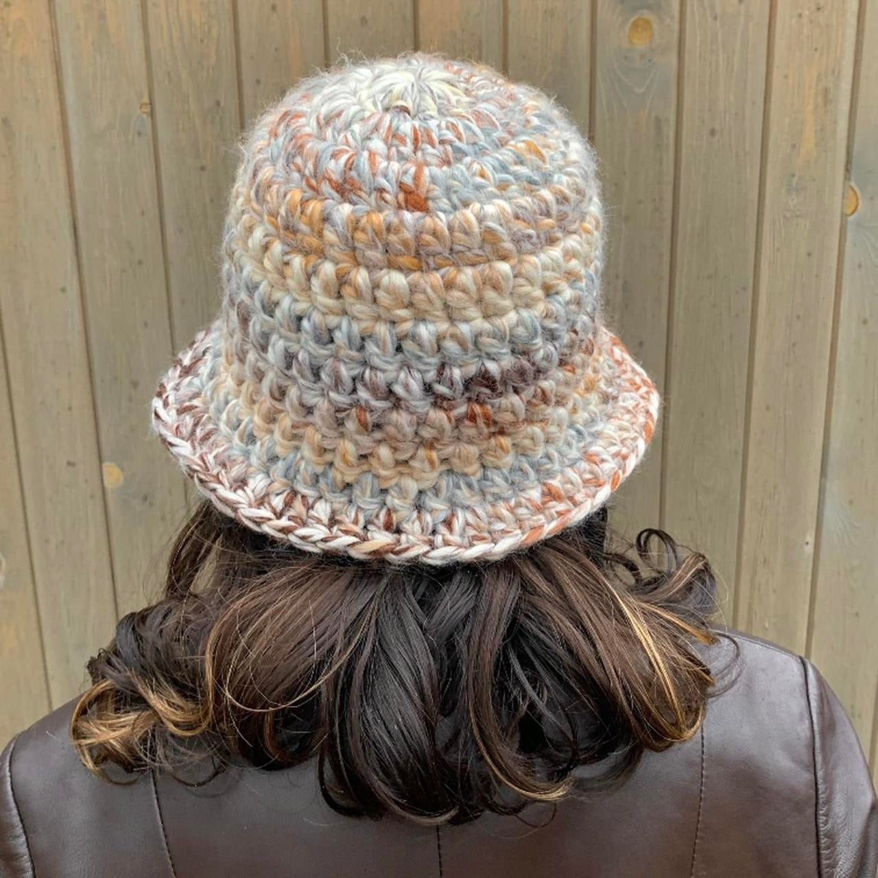 Chunky crochet bucket hat in beige, brown and cream