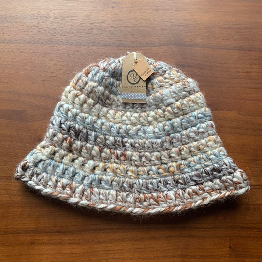 Chunky crochet bucket hat in beige, brown and cream